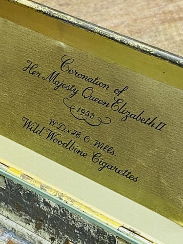 من البنود الشحيحة؛ علبة معدنية أصلية قديمة تذكارية...