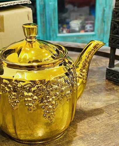من النوادر؛ إبريق جميل جداً من الخزف بلون مميز؛ يو...