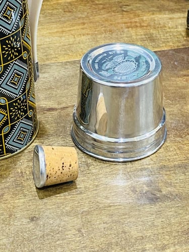 من البنود الشحيحة؛ زمزمية قديمة جداً بلون مميز؛ عم...