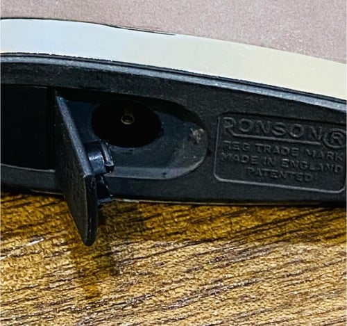 من البنود الشحيحة؛ ولاعة رونسون الشهيرة ؛ قديمة جد...