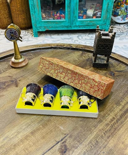 من النوادر؛ طقم بعدد ٤ كاسات صغيرة ملونة ومثلجة؛ ج...