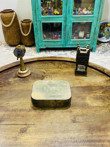 من البنود الشحيحة؛ علبة معدنية قديمة جداً مؤرخة بع...