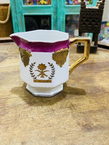 من النوادر؛ عدد أربع قطع خزفية عبارة عن كوبين وسكر...