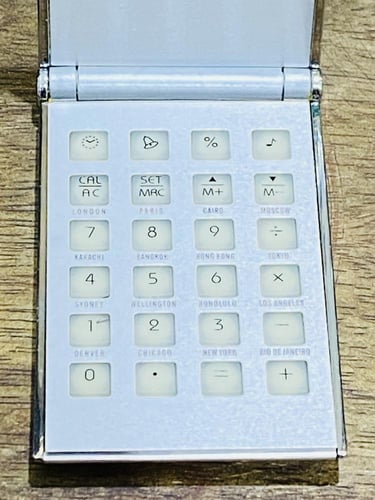 من البنود المميزة؛ مغلف بداخله آلة حاسبة أنيقة جدا...