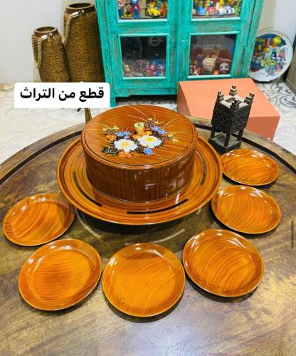 من البنود الشحيحة؛ صينية تقديم بثلاث طبقات؛ بورود...