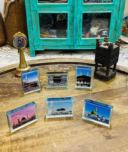 قطعة زجاج ثقيلة الوزن تحمل صورتين للحرم مختلفة لكل...