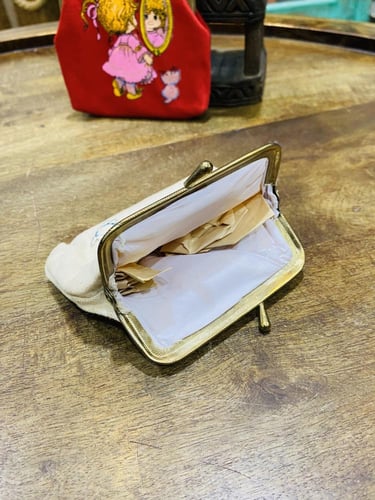 من البنود الشحيحة؛ شناط بحجم صغير قديمة اشتهرت في...