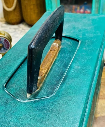 من النوادر؛ شنطة لحفظ أشرطة الفيديو من أحدى شركات...