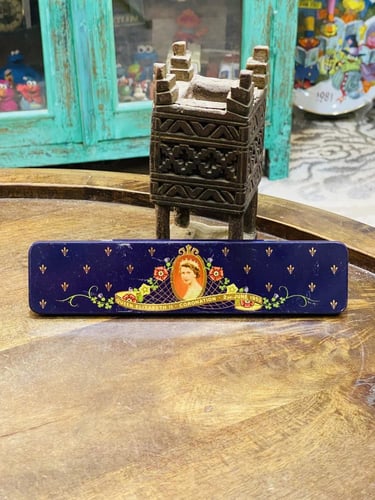 من البنود الشحيحة؛ علبة معدنية مستطيلة صغيرة أنيقة...