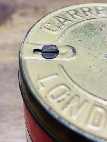 من النوادر؛ علبة اسطوانية لدخان أبو بس الشهير قديم...