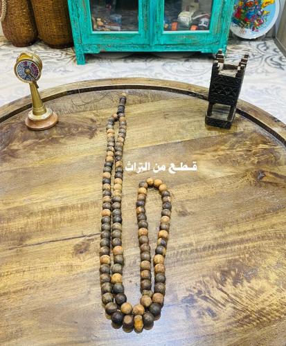 من البنود الشحيحة؛ سبحة من خشب الصندل ذو الرائحة ا...
