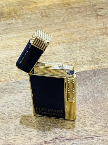 من البنود الشحيحة جداً؛ ولاعة مصنوعة من المعدن من...