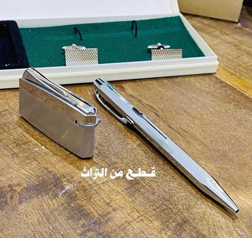 من النوادر؛ طقم أنيق وقديم جداً بلون فضي مميز مكوّ...