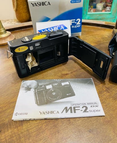 كاميرة قديمة من شركة ياشيكا مخزنة بالكرتون مع جراب...