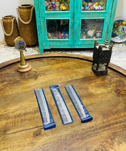 مشط من المعدن المتين؛ كل مشط داخل مغلف بلاستيكي مت...