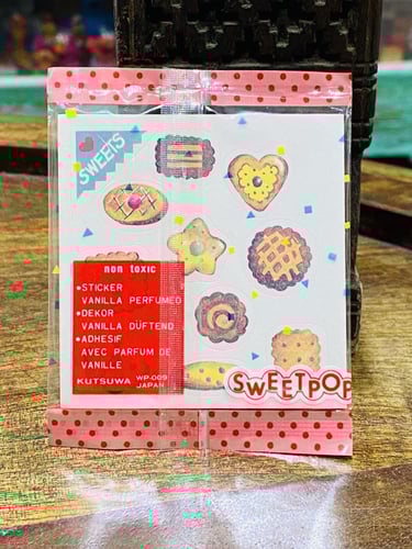 من النوادر؛ مغلفات بداخلها ملصقات بارزة قديمة ومخز...