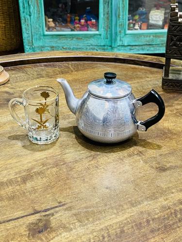 من البنود الشحيحة جداً؛ أصغر مقاس من أباريق سوان ا...