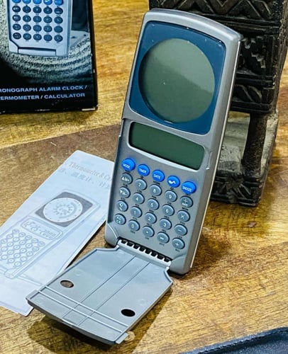 جهاز ٤ في ١ على شكل جوال (ساعة و منبّه و مقياس حرا...