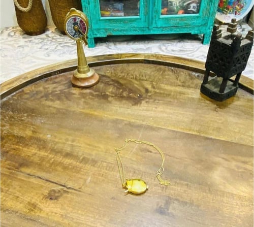 من البنود الشحيحة؛ قلادة بتعليقة مذهّبة بداخلها سا...