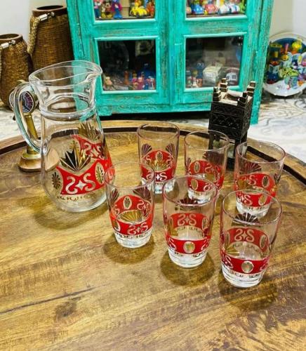 من النوادر؛ طقم مكوّن من جيك وعدد ٦ كاسات؛ اشتهر ف...