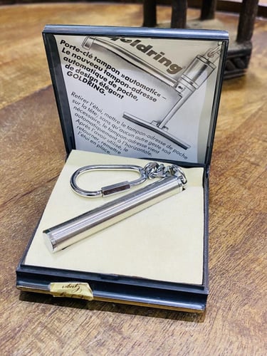 من البنود الشحيحة؛ ميدالية من المعدن المتين مزودة...