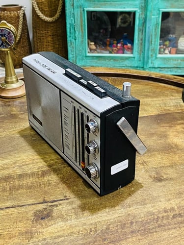 من النوادر؛ راديو قديم بأربع موجات بعض المحطات بها...