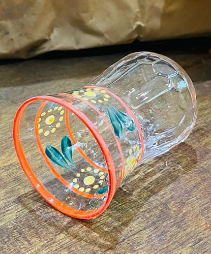 من البنود الشحيحة جداً؛ مغلف بداخله استكانات صناعة...