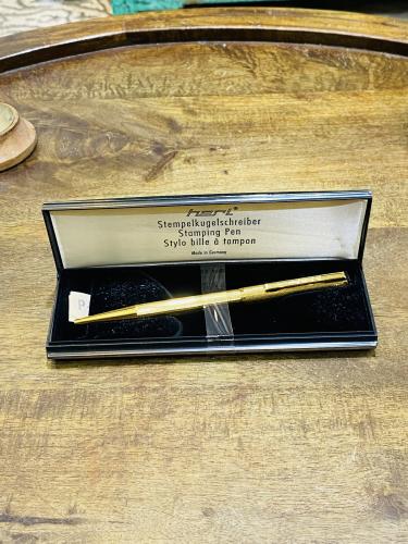 من النوادر؛ قلم حبر ٢ في ١ (الحبر جاف يحتاج تبديل)...