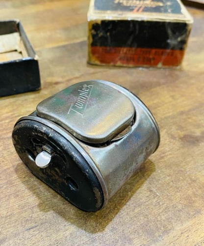 من القطع الشحيحة جداً؛ مسنّ شفرات حلاقة مصنوع في ب...