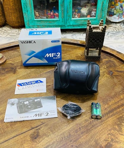 كاميرة قديمة من شركة ياشيكا مخزنة بالكرتون مع جراب...