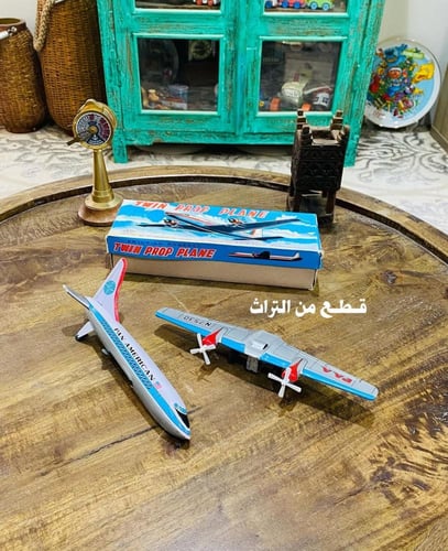 من النوادر؛ طيارة من الصاج حجمها كبير نسبياً قديمة...