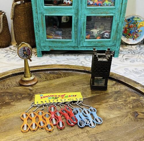 Among the rare items; very old medals in the shape of scissors; stored with excellent preservation; Hong Kong craftsmanship; price...