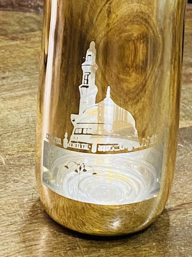 من البنود الشحيحة جداً كأس أنيق مذهب وفي وسط الكأس...