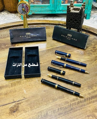 من البنود الشحيحة؛ طقم أقلام فاخر؛ قلم ريشة وآخر ج...