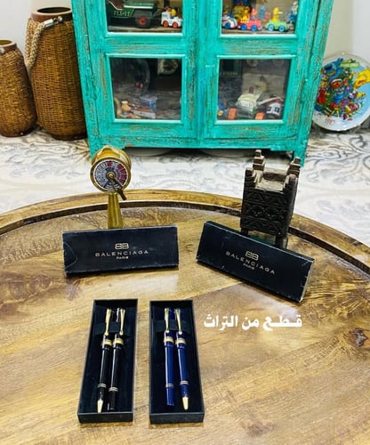 من البنود الشحيحة؛ طقم أقلام فاخر؛ قلم ريشة وآخر ج...