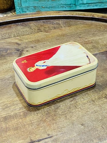 من البنود الشحيحة؛ علبة أصلية قديمة تذكارية لحفل ت...