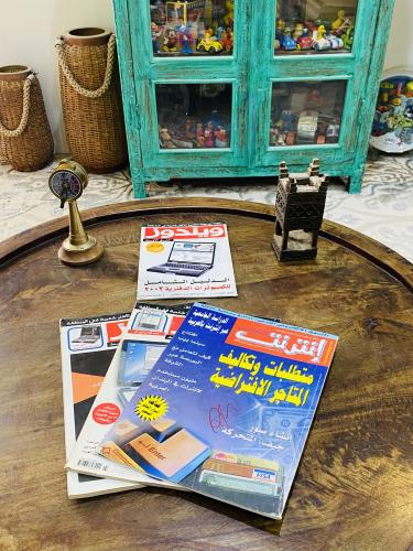 عدد ٤ مجلات عن الإنترنت والحواسيب في ذلك الوقت الس...