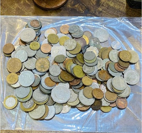 كيلو عملات قديمة متنوعة عربية وأجنبية؛ لم يتم فرزه...