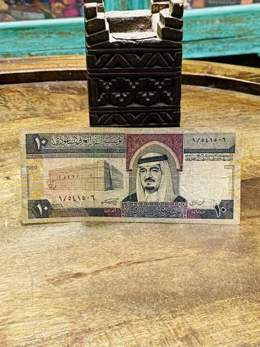 من البنود الشحيحة؛ عشرة ريالات الملك فهد بتوقيع أب...