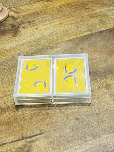 من البنود الشحيحة؛ علبة بداخلها علبتين ورق بلوت بش...