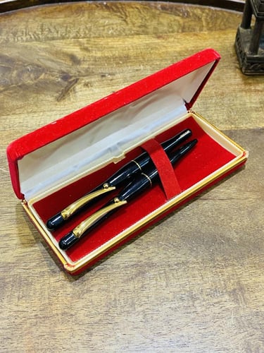 من النوادر؛ طقم أقلام بتصميم غريب ومميز؛ الأول قلم...