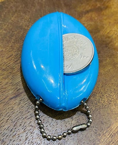 من البنود الشحيحة؛ محفظة للعملات المعدنية بتعليقة...