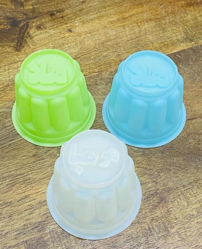 صحن كان يستخدم للكريمة بكلمات ترحيبية مثل هلا و مر...