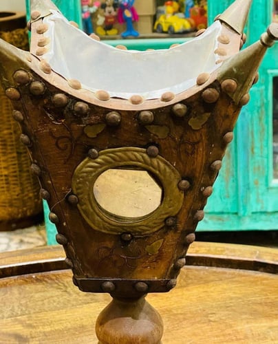 من البنود المميزة؛ مبخرة خشبية قديمة مزينة بالمراي...