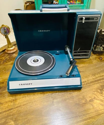 من النوادر؛ مشغل اسطوانات على شكل شنطة؛ ٣ سرعات؛ ب...