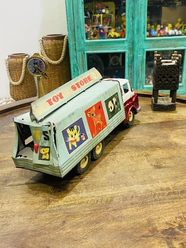 من البنود الشحيحة؛ سيارة نقل الحيوانات أجلكم الله...