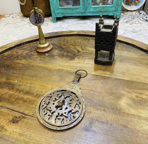 من النوادر؛ اسطرلاب حجم متوسط نسبياً من النحاس الث...
