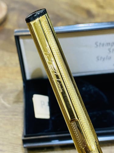 من النوادر؛ قلم حبر ٢ في ١ (الحبر جاف يحتاج تبديل)...