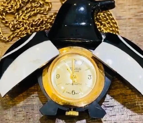 من البنود الشحيحة؛ قلادة بتعليقة على شكل بطريق بدا...