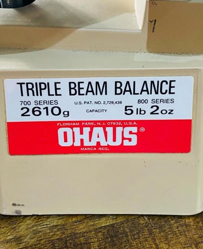 من البنود المميزة؛ ميزان بكفة واحدة من المعدن الثق...